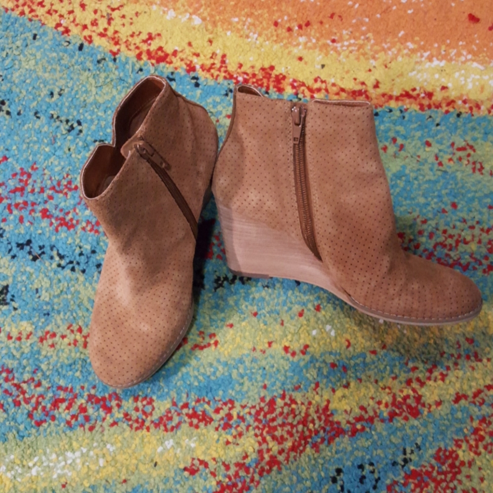 Susina Perforated Tan Suede Wedge Ankle Booties Women’s Size 6 Boho Western